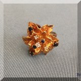 J22. Gold and diamond ring. 
